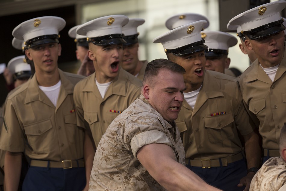 美国彪悍女军官扛起男人就跑