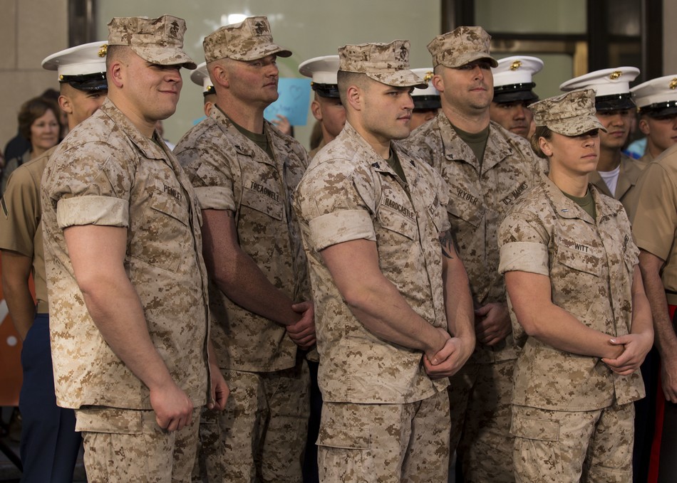 美国彪悍女军官扛起男人就跑