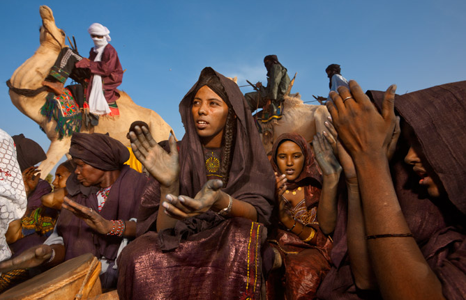 非洲撒哈拉沙漠母系部族男性戴面纱