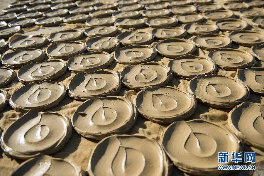 海地居民以泥饼干充饥