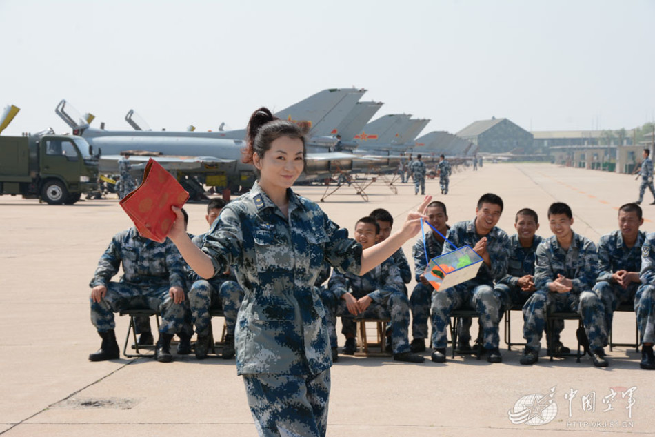文艺兵慰问驻鸭绿江边歼7部队
