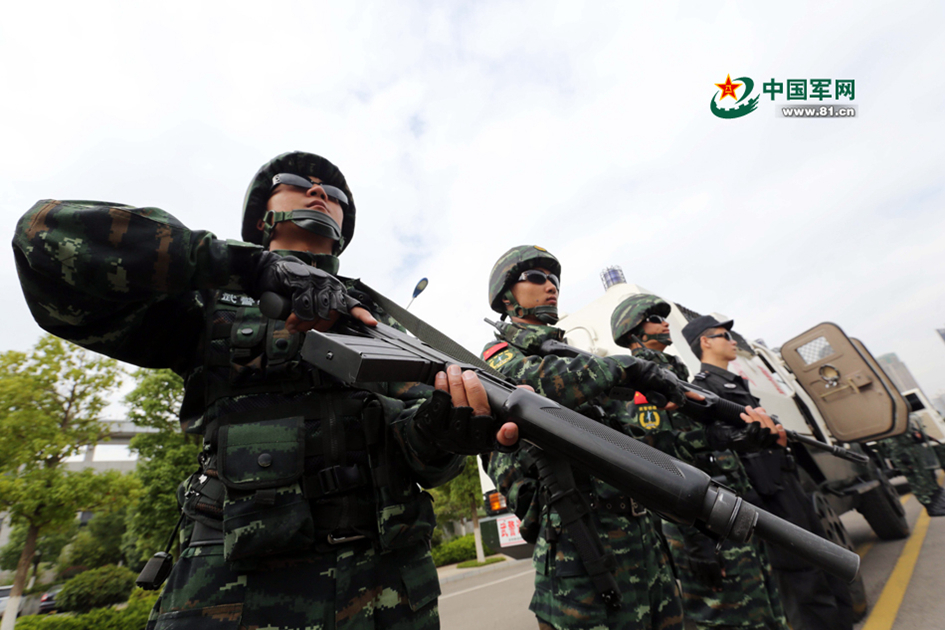 昆明武警特战队持枪上街巡逻