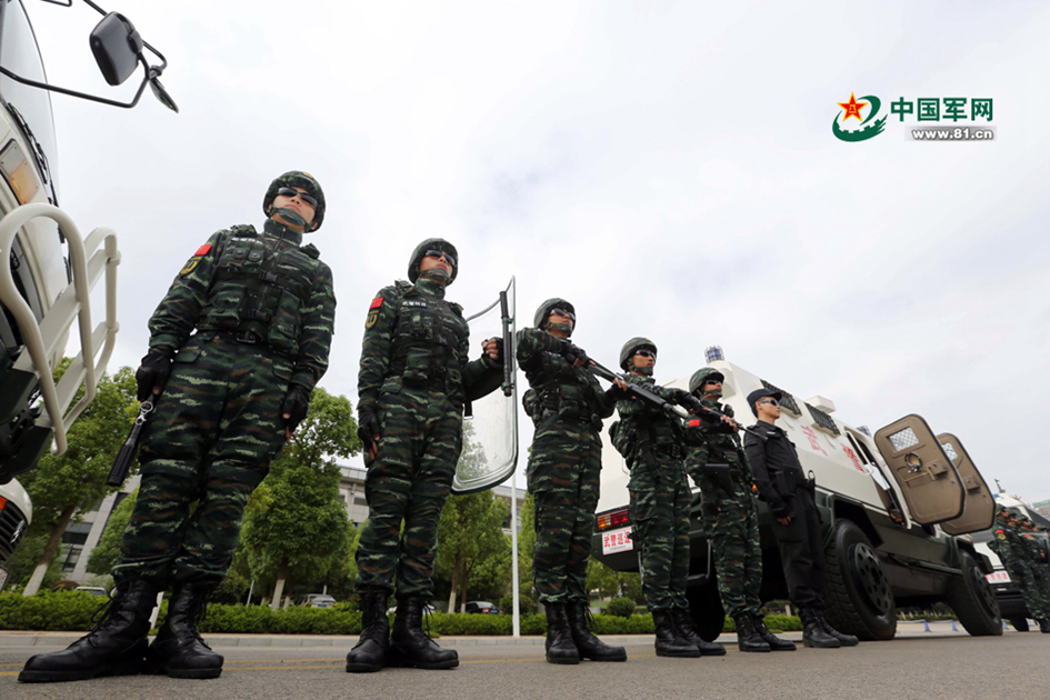 昆明武警特战队持枪上街巡逻