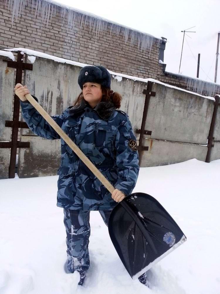 俄罗斯监狱中的女警卫   19/31 隐藏描述