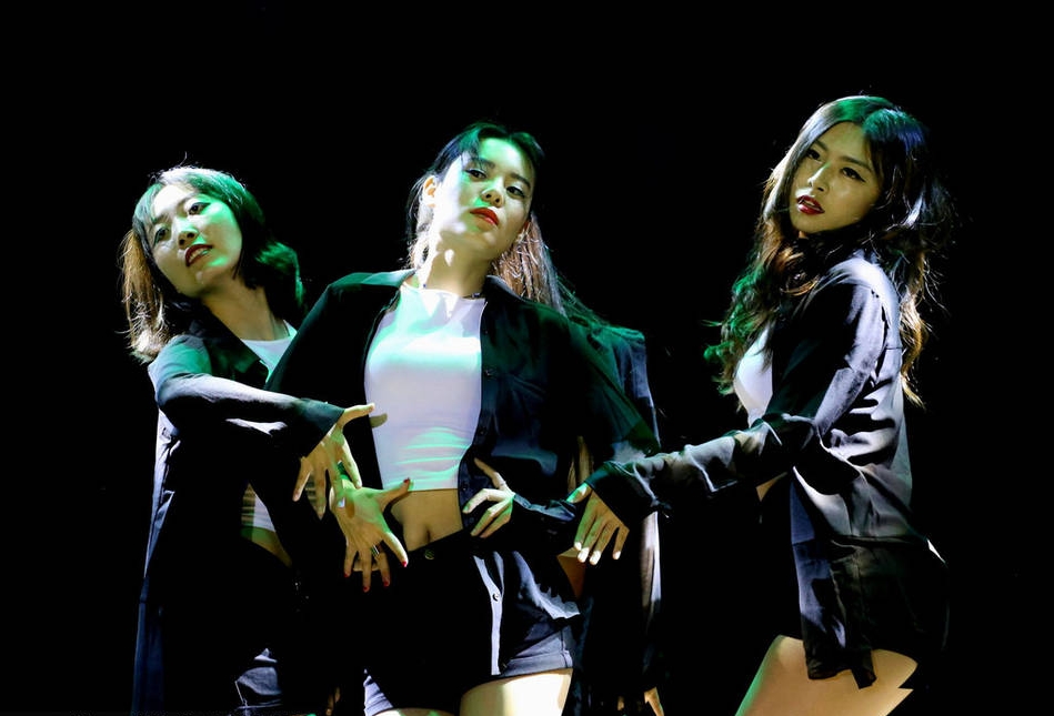 大学生毕业晚会女生性感热舞 大胆挑逗学弟