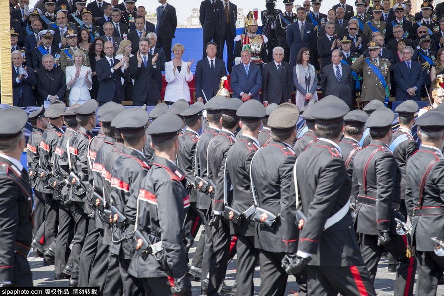 意大利举行阅兵仪式庆祝国庆日
