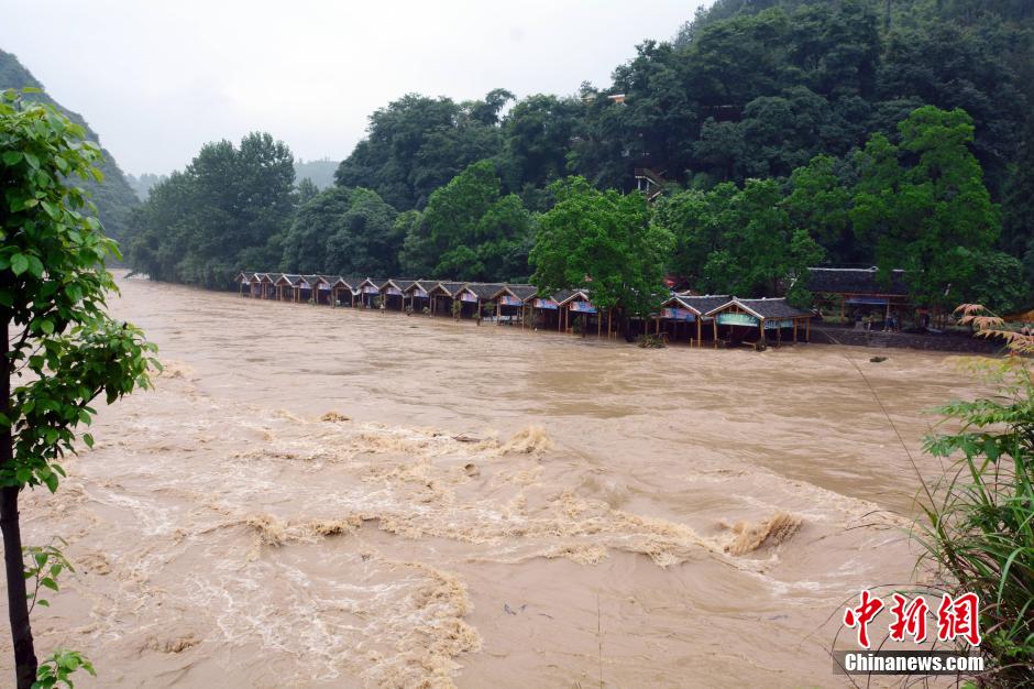 暴雨袭击贵州开阳 洪水淹没农田房屋