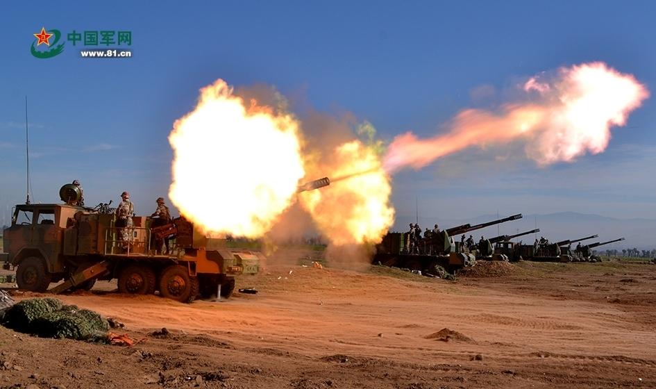 解放军卡车炮开火瞬间烈焰冲天