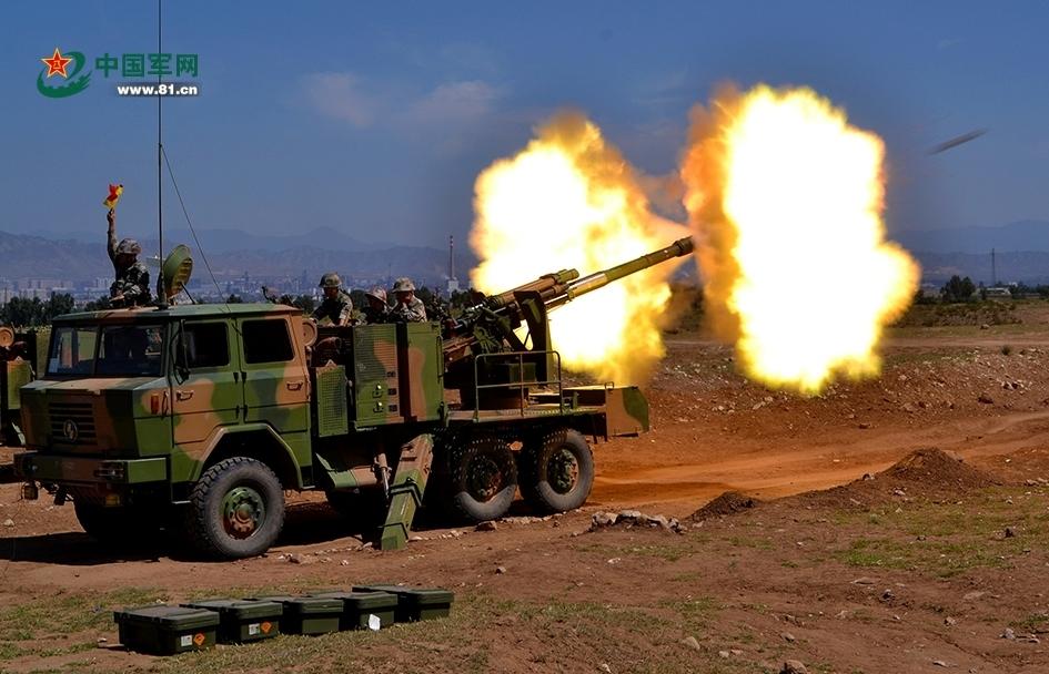 解放军卡车炮开火瞬间烈焰冲天