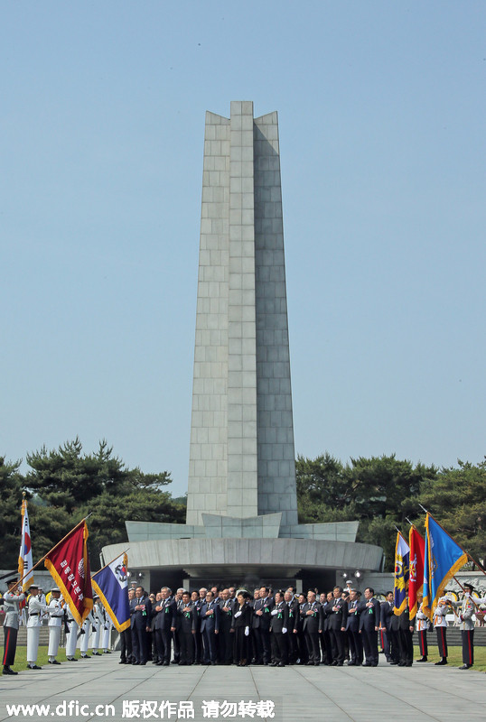 朴槿惠出席韩国第60届显忠日纪念仪式缅怀阵亡将士