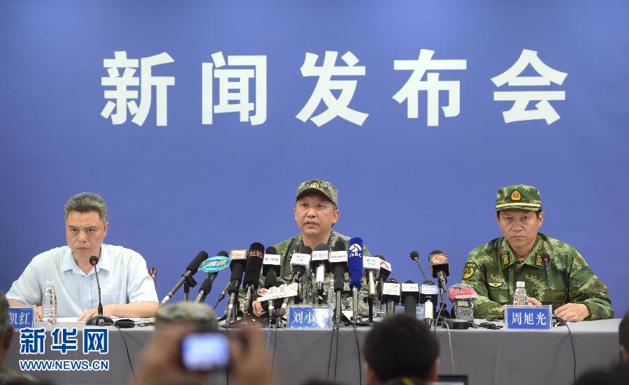 消防官兵进入东方之星舱内进行破拆和搜救