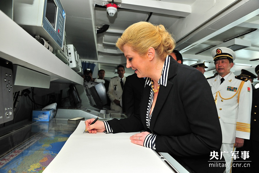 克罗地亚女总统兴奋戴054a舰帽