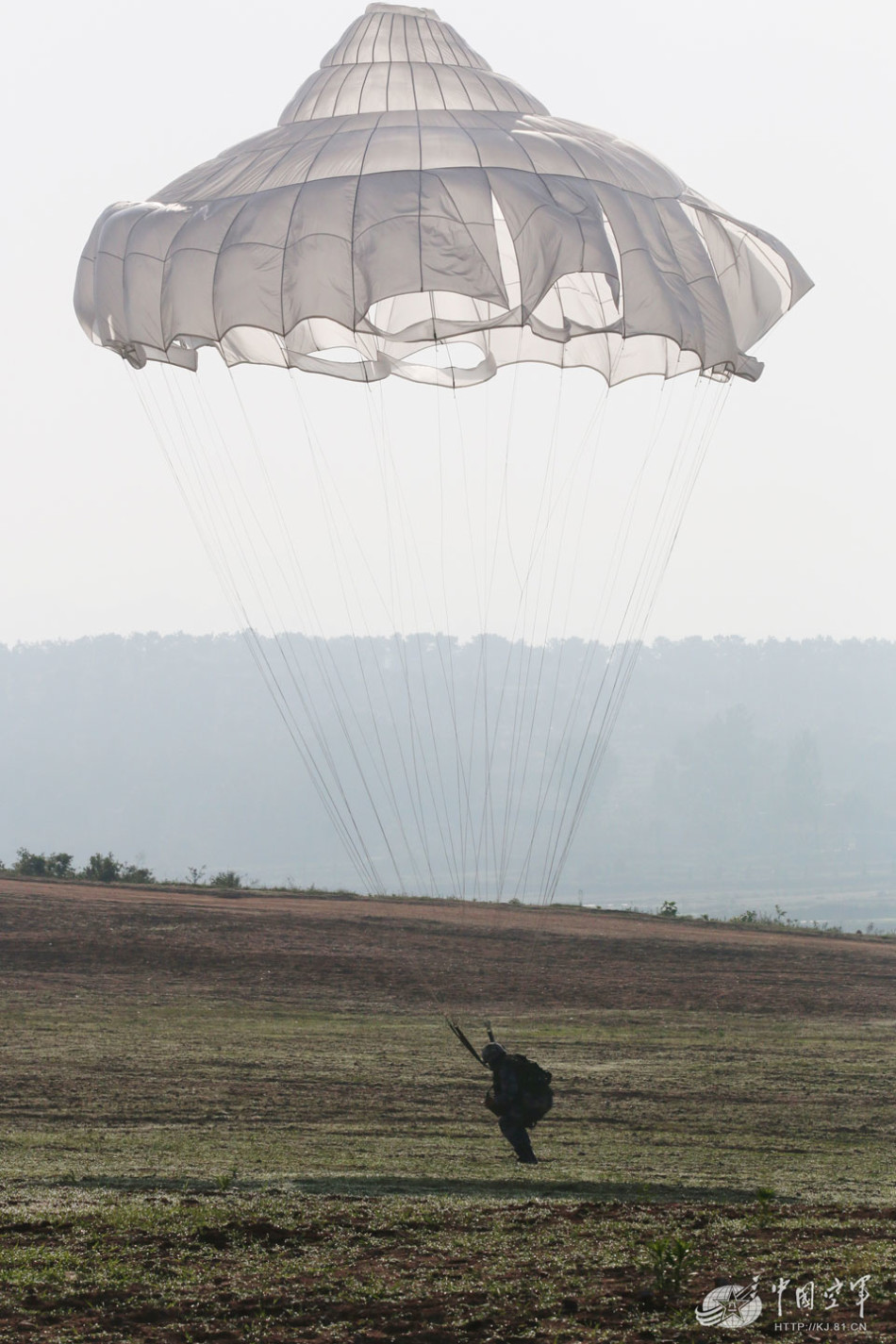 空降兵新毕业女军官完成跳伞