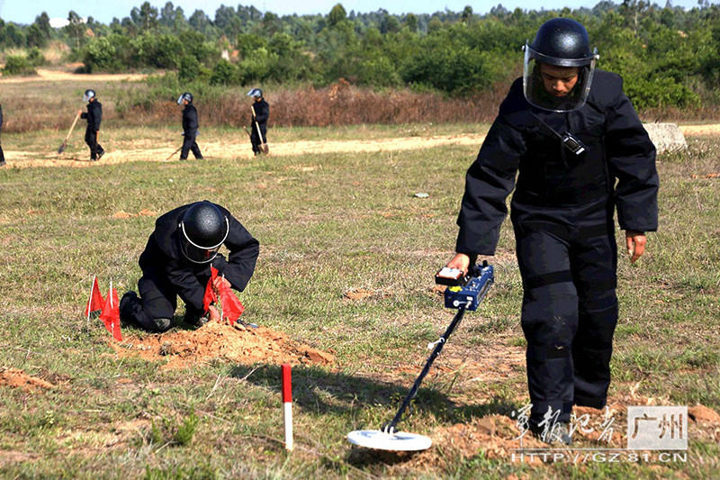 解放军工兵身着70斤防爆服排雷