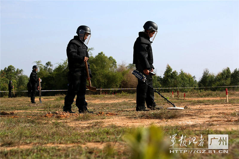 解放军工兵身着70斤防爆服排雷