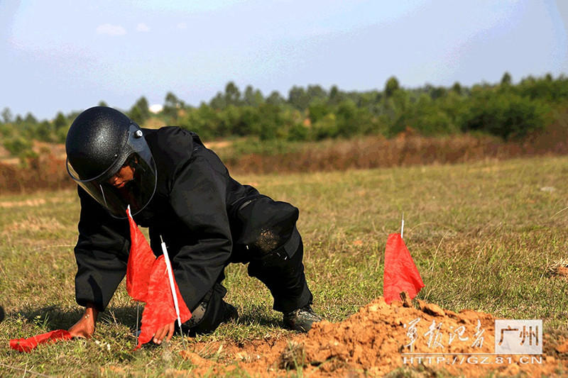 解放军工兵身着70斤防爆服排雷