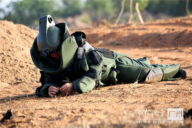 解放军工兵身着70斤防爆服排雷