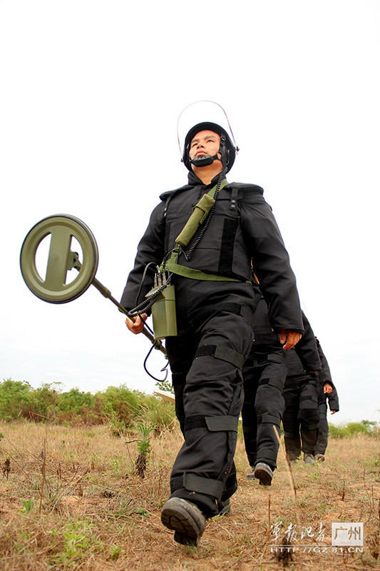 解放军工兵身着70斤防爆服排雷