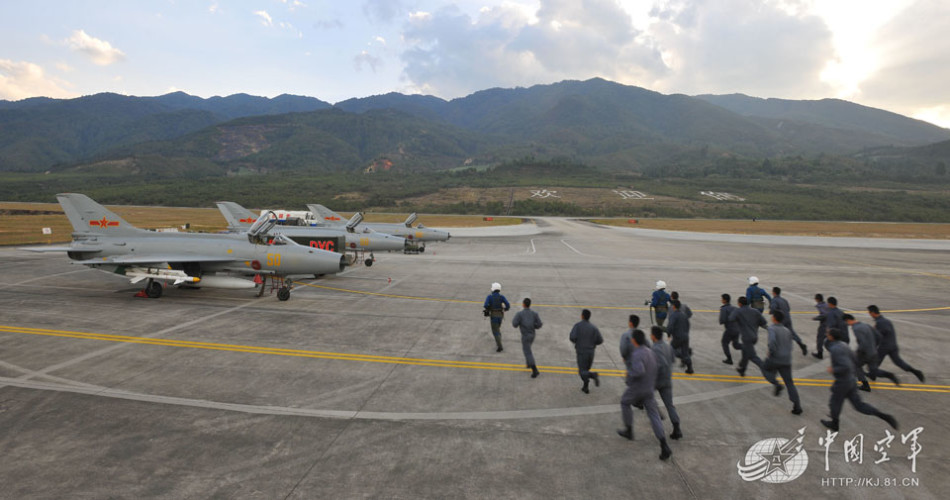 云南一民航机场15年来首次迎来战斗机进驻图