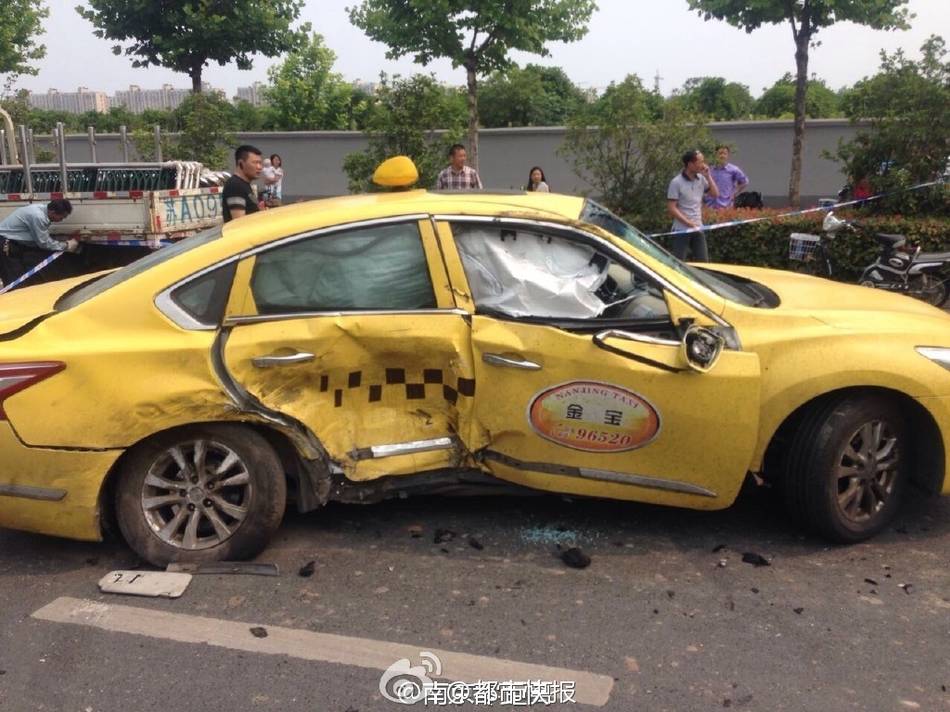 宝马闯红灯撞散马自达致2死