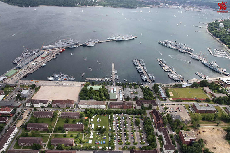 北约军演后港口里停满各型军舰