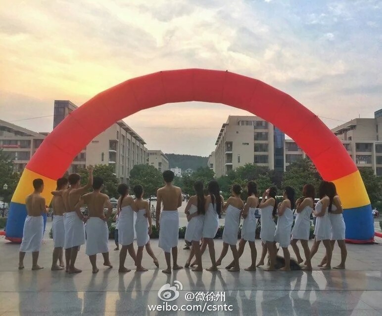 女大学生裹浴巾拍摄特立独行毕业照