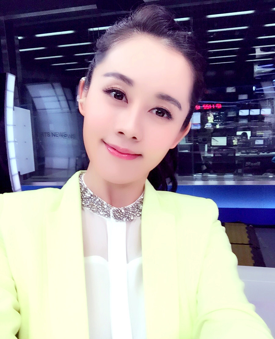 央视五套女主播健身照走红
