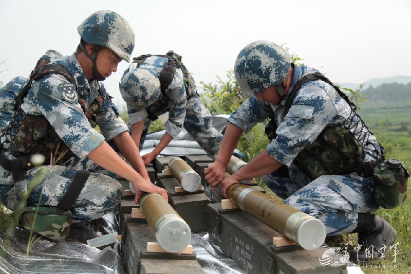 空降兵榴彈炮火箭炮跨晝夜射擊