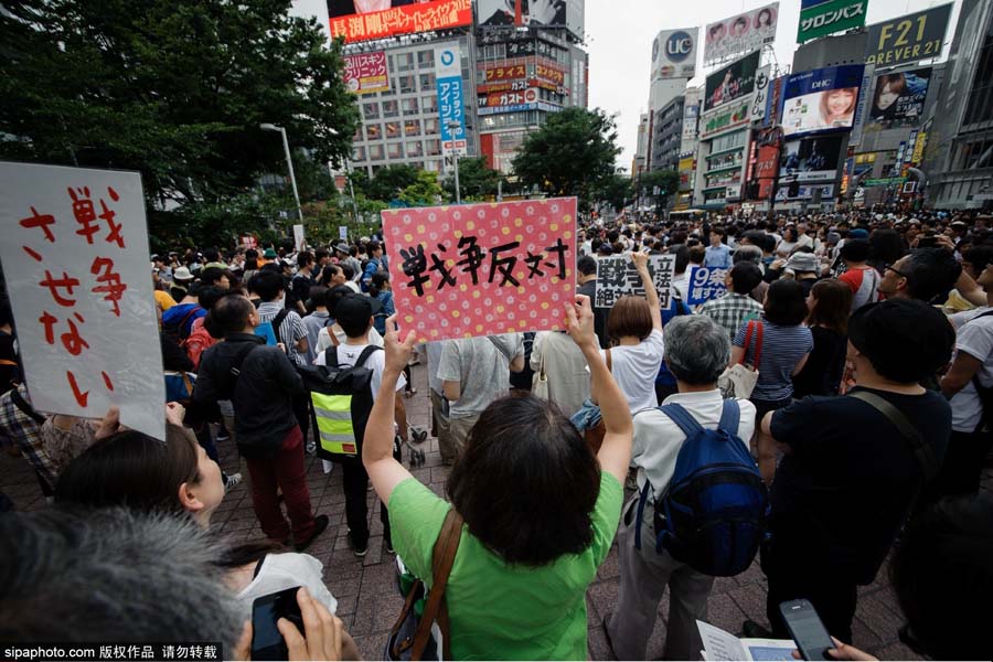日本学生组织游行抗议安倍安保法案
