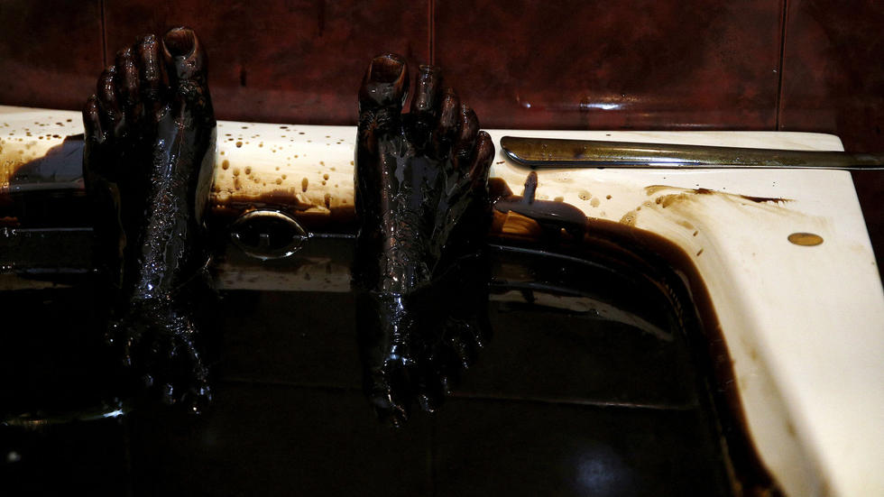 阿塞拜疆民众酷爱奇葩"石油浴"