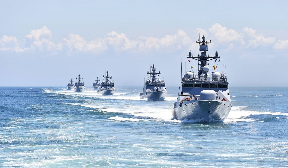 韩新锐导弹艇列队纪念延坪海战