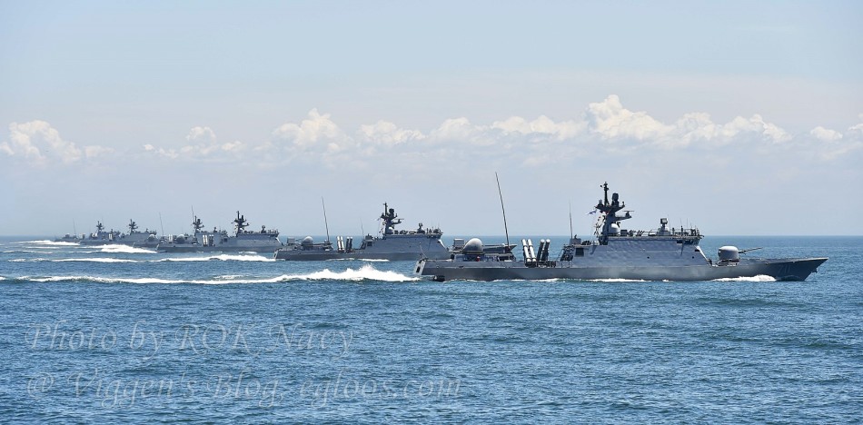 韩新锐导弹艇列队纪念延坪海战