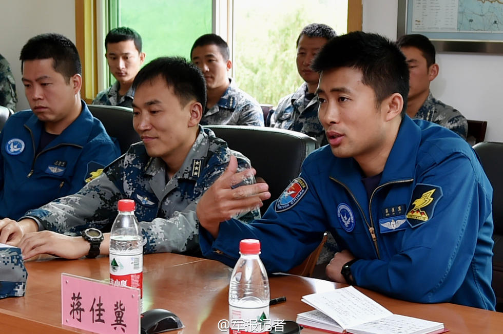 英雄雷达站官兵参观王牌飞行团