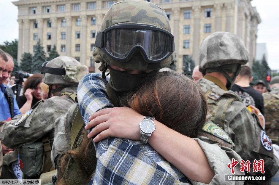 乌克兰士兵将赴前线泪别家人