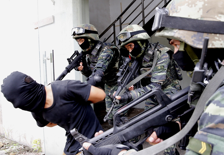 上海武警特战在街头巷尾作战