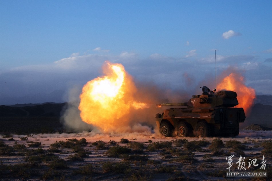 新疆驻军使用152毫米重炮平射