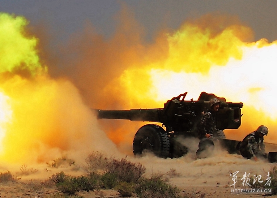 新疆驻军使用152毫米重炮平射