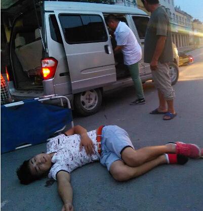 安徽小伙车祸后倒地10分钟无人理打120自救