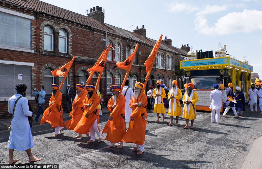 英国锡克教民众身着传统服饰举行游行庆祝宗教节日