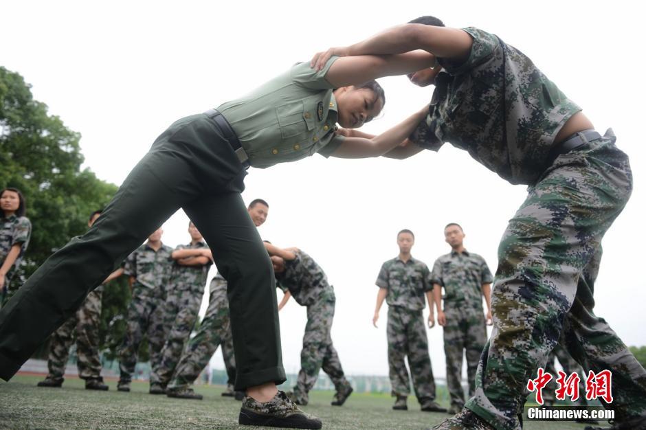 女特戰兵親身傳授擒拿格鬥術