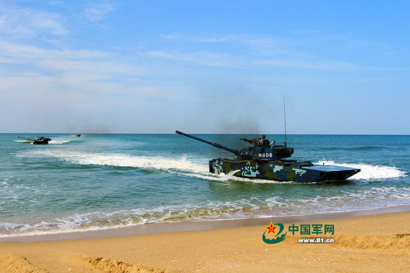 解放軍兩棲戰車群在海面上開火