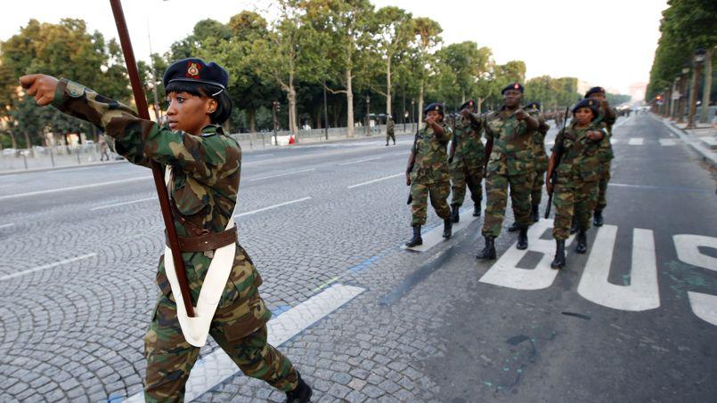清晨5点30分,塞拉利昂共和国的士兵在空荡荡的香榭丽舍大道上彩排.