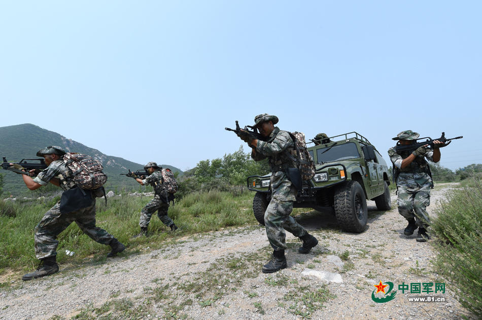 38军侦察兵胆子大生吃蛇肉