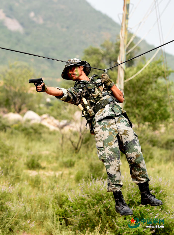 38军侦察兵胆子大生吃蛇肉