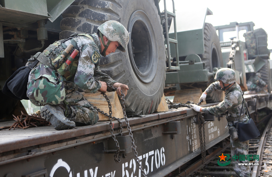 65军大量59ii式坦克装上军列