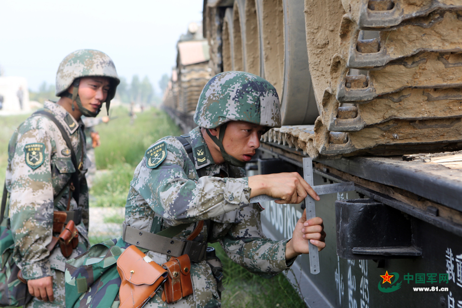 65军大量59ii式坦克装上军列