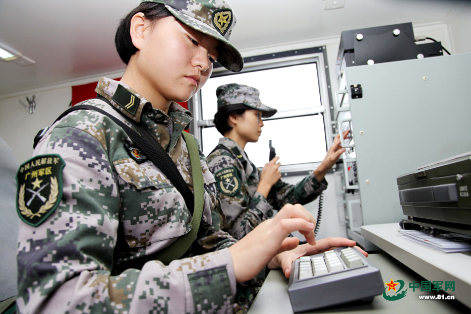 女兵去红装更俏爱武装更美