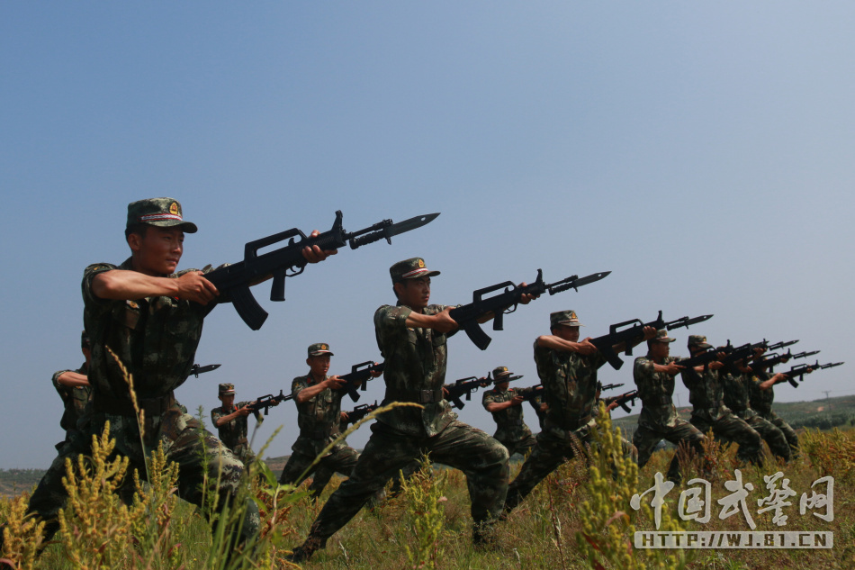 武警官兵手持95式步槍練刺殺