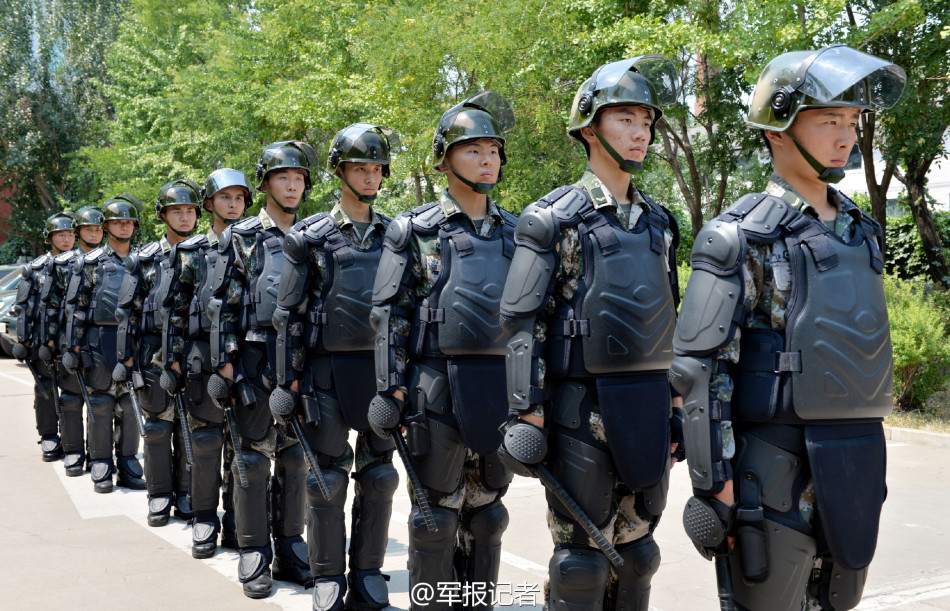 解放军穿新防爆服变钢铁侠