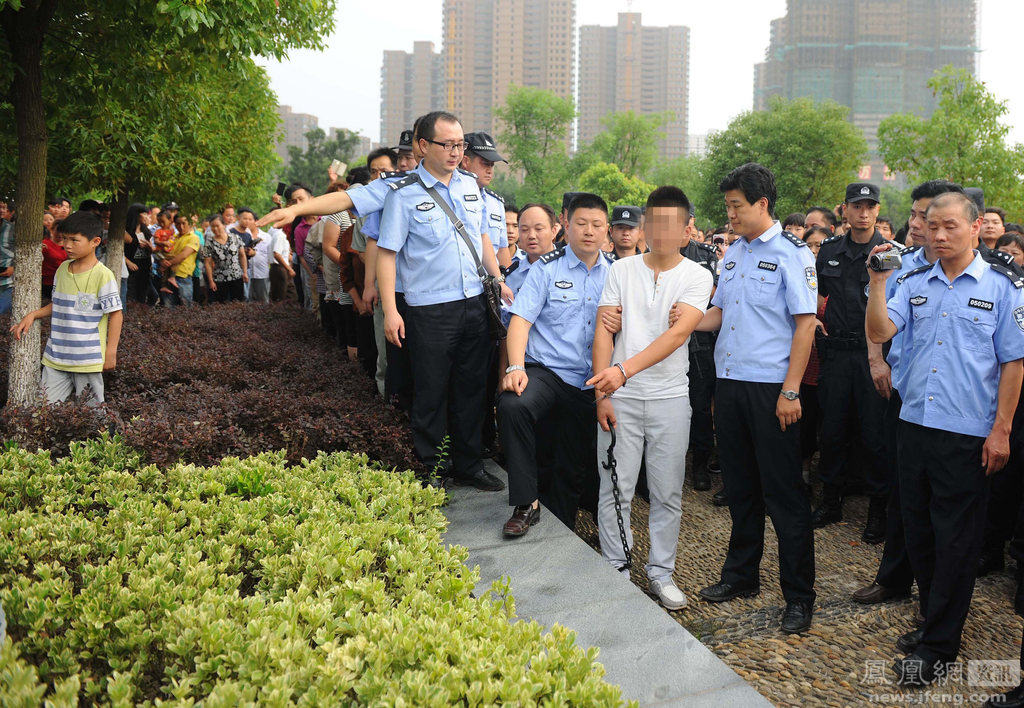 男子杀女网友 指认现场遭千人围观